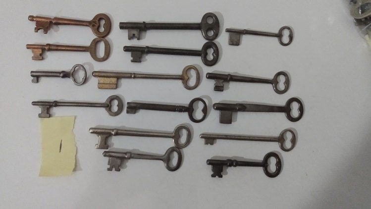 OLD ANTIQUE KEYS