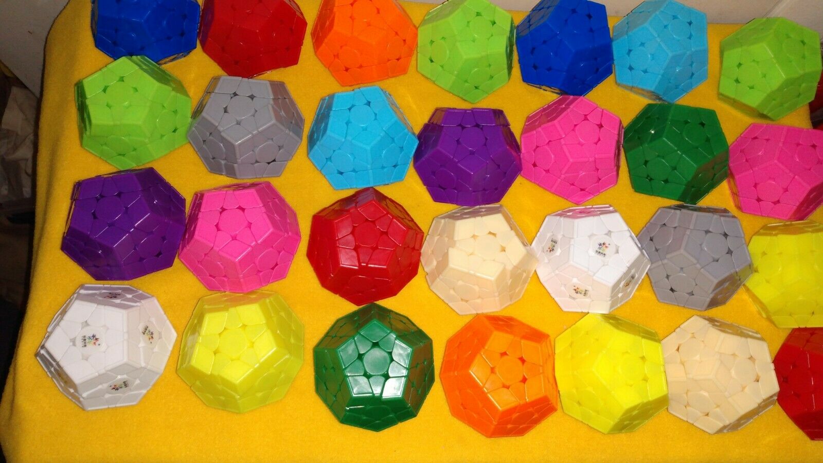MEGAMINX MONOCHROME FORCE CUBES