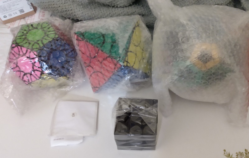 FOUR VERYPUZZLE ITEMS WITH BLACK BASES